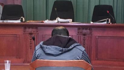 Bild: san
Boujemaa L., der beschuldigt wird, Sophia Lösche ermordet zu haben, im Schwurgerichtssaal des Bayreuther Justizpalastes. Das Gericht befragt ihn zu einem Messerangriff auf seine Ehefrau.