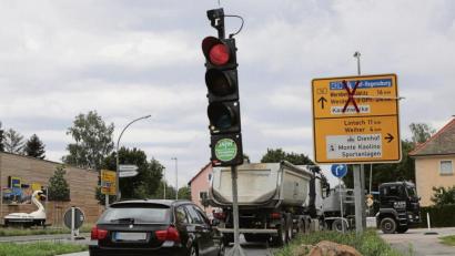 Bild: Unger, Heike
Nach vorbereitenden Arbeiten beginnt jetzt die Asphaltierung: Die B 14 wird in der Ortsdurchfahrt von Hirschau ab heute abschnittsweise gesperrt. Verkehrsteilnehmer müssen weiträumig ausweichen.