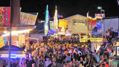 Bild: stg
Recht eng ging es am Montagabend in der Mittelgasse beim Wiesenfest zu, zum Abschluss folgte noch das traditionelle Brillantfeuerwerk.