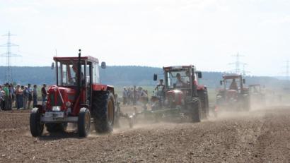 Bild: exb
Die Profis auf ihren Schlüter-Kult-Ackerboliden zeigen ihr Können bei den Feldvorführungen.
