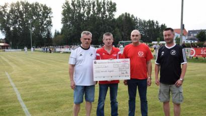 Bild: mde
Harald Wachenbrunner und Rainer Kische (Mitte) vom Bayernfanclub Kemnath übergaben eine Spende von 700 Euro an Wolfgang Weber (links) und Stefan Gassler (rechts) für die Abteilung Jugendfußball des SVSW Kemnath.