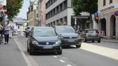 Bild: Gabi Schönberger
So sollte es eigentlich nicht sein: Radfahrerin schiebt auf dem Bürgersteig. Autofahrer parkt auf dem Radler-Schutzstreifen. Beim Vorbeifahren muss der nächste weit in den Mittelstreifen ausweichen. Spätestens zum Monatsende ist die Ampel am Issy-les-Moulineaus-Platz dunkel und zur Bedarfsampel umgebaut.