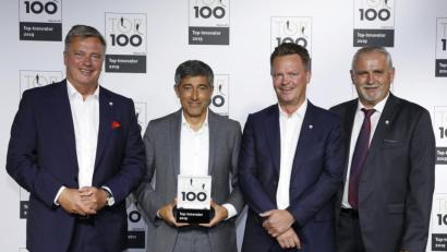 Bild: compamedia GmbH
Aus den Händen von TV-Wissenschaftsjournalist Ranga Yogeshwar (Zweiter von links) konnten die BHS Corrugated-Geschäftsführer Christian (links) und Lars Engel (Zweiter von rechts) sowie Ludwig Biller (rechts, Bürgermeister von Weiherhammer) das „TOP 100“-Siegel entgegennehmen.
