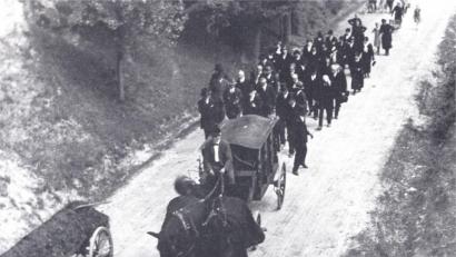 Bild: exb
Juden und Christen begleiten im Trauerzug einen Verstorbenen zum Friedhof (Quelle: „Siehe der Stein schreit aus der Mauer“, Ausstellungskatalog, Nürnberg, 1988).