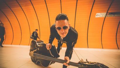 Bild: Agentur TS Entertainment
Fenzl rockt mit seinem Kontrabass im September die Kleinkunstbühne der Historischen Druckerei Seidel.