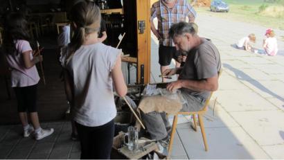 Bild: ga
Leben wie ein Steinzeitmensch, das konnten die Kinder beim Ferienprogramm im Dokuzentrum Weiding ausprobieren.