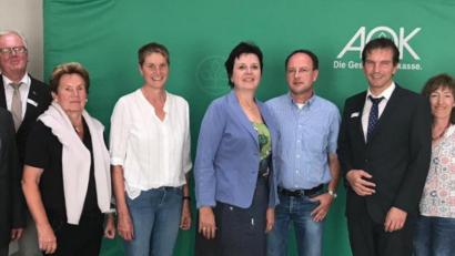 Bild: Nancy Weis
CSA-Vorsitzender Uwe Friedrich, AOK-Pflegeberater Michael Falkenstein, Ingrid Kurz, Stvellvertretende CSU-Kreisvorsitzende Monika Breunig, AOK- Direktorin Christa Siegler, GPA-Kreisvorsitzender Rainer Weis, AOK-Bereichsleiter Thomas Bär, Petra Rabenhofer und Kreisrat Günter Koller (von links).