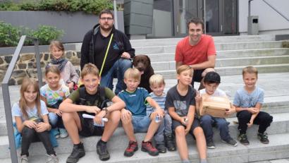 Bild: bey
Geocaching mit Kids und Hund. Die kleinen Schatzsucher präsentieren stolz ihre „Beute“.