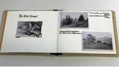 Bild: eig
Die Reproduktion des Fotoalbums eines SS-Mannes, der hier den Spaziergang mit seinem Sohn dokumentiert.