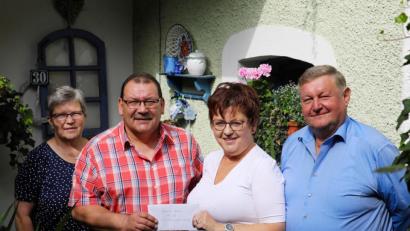 Bild: njn
Der Rauchclub mit (von links) Rita Legat und Bernhard Bauernfeind überreichten die Spende an AWO-Ortsvorsitzende Brigitte Scharf. Mit auf dem Foto AWO-Kassier Ernst Gallersdörfer (rechts).