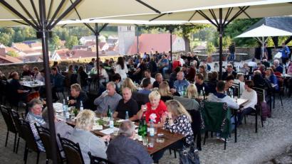 Bild: wro
Der Falkenberger Burghof ist ein stimmungsvoller Ort für eine Feier. Das Weinfest lockte erneut zahlreiche Besucher an.