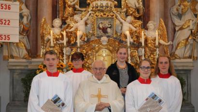 Bild: jr
Unser Bild zeigt (von links) Lukas Forster, Stefania Schmid, Pater Friedhelm Czinczoll, Oberministrantin Eva Wifling, Anika Männer, sowie Oberministrantin Maxima Fischer.