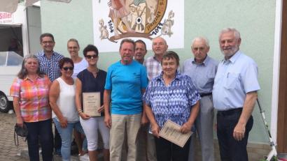 Bild: gis
Blumen sprechen lassen (von links) Inge Pscherer, Bürgermeister Franz Tauber, Dorle Prechtl, Steffi Veigl, Sandra Köstler, Klaus Prechtl, Peter Pscherer, Anton Schenkl, Barbara Heindl, Josef Heindl, FVV-Vorsitzender Günter Pöllmann.