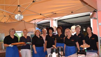 Bild: gi
Die Mitglieder der Frauenunion mit Vorsitzender Christine Kick (rechts) haben sich ins Zeug gelegt und boten neben herrlichen Salaten zu Mittag auch bestes Gebäck zur Kaffeestunde und darüber hinaus beim CSU-Sommerfest.
