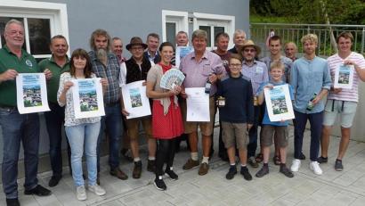 Bild: fsb
Die beteiligten Helfer und Betriebs- und Vereinsvertreter mit Bürgermeister Schregelmann (Mitte), der Verfasserin der Bewerbung Elisabeth Waldeck (links daneben), Mitinitiator des Flyers Thomas Beutner (rechts) und Brauereichef Anton Bruckmüller (Siebter von links)
