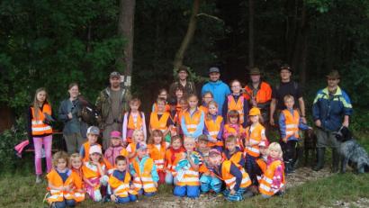 Bild: exb
Mit dem Jäger auf die Pirsch gehen 30 Kinder beim Ferienprogramm des Obst- und Gartenbauvereins Hiltersdorf.