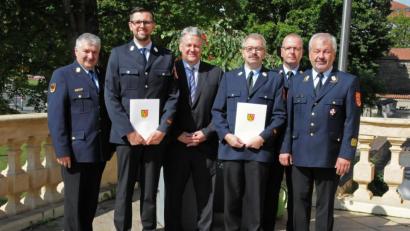 Bild: Hollederer, Christine
Thorsten Jobst (Zweiter von links) und Thomas Wiesent (Dritter von rechts) sind jetzt Kreisbrandmeister. Dazu gratulierten (von links) Kreisbrandinspektor Johann Sperber, Landrat Richard Reisinger, Kreisbrandinspektor Christof Strobl und Kreisbrandrat Fredi Weiß.