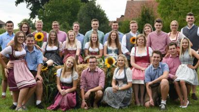 Bild: ohr
xxxBU 
Fesche Kirwamoidln und schneidige Kirwaburschn beleben das Stullner Kirwatreiben und setzen am Sonntagnachmittag mit ihren Tänzen einen Höhepunkt.-