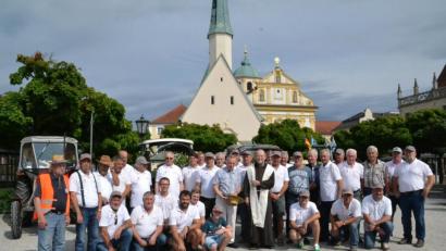 Bild: exb
Zum zehnten Mal haben "Bulldog-Wallfahrer" aus Neunburg und dem Umland den Kapellenvorplatz in Altötting erreicht. Zum Jubiläum der motorisierten Pilgerfahrt hatten sich 36 Oldtimer-Traktoren auf den Weg gemacht.