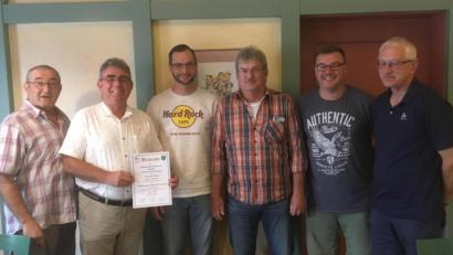 Bild: nbu
Die Reservistenkameradschaft Freihung gratuliert ihren erfolgreichen Schützen (von links): Zweiter Vorsitzender Gerhard Lindthaler, Vorsitzender Norbert Bücherl, Dominik Falk, Wolfgang Rauscher, Carsten Spöth und Heinz-Peter Ertl, der bei der Marktmeisterschaft als Schießleiter an den Ständen des Schützenvereins Tanzfleck fungiert hat.