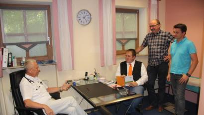 Bild: exb
Der Vorsitzende und Bürgermeisterkandidat der Freien Wähler Kastl Dominik Kugler im Gespräch mit Dr. Roland Vogel. Mit anwesend bei dem Gespräch waren der 2. Vorsitzende der Freien Wähler Walter Zimmermann, Markus Kaufmann und Gemeinderat Michael Kraus (nicht im Bild).