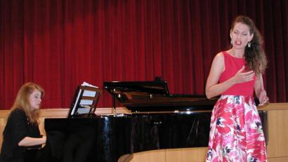 Bild: ld
Mit großer Bühnenpräsenz präsentierte Radoslava Vorgic Arien und Lieder aus allen Musikepochen, begleitet von Mariann Kerenyi am Flügel.