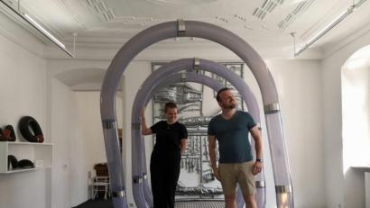 Bild: phol
In diesen Bögen wird nicht nur die Luftröhrenpost verschickt, sondern auch positive Energie. Basti und Caro überzeugen sich selbst davon.