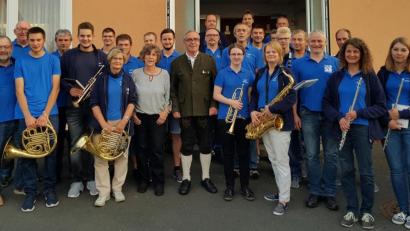 Bild: exb
Georg Wegener feierte seinen 80. Geburtstag. Die Stadt-und Jugendblaskapelle „Grenzlandbuam“ Bärnau unter der Leitung von Günther Freundl überbrachte dem Jubilar und ehemaligen Musiker ein Standerl.
