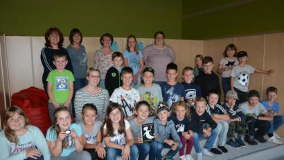 Bild: jr
Lisa Kopp (Mitte, Zweite von links) las den Kindern aus dem Buch „Das kleine Gespenst“ vor, ehe es auf Gespensterjagd rund um die Wälder von Konnersreuth ging. Mit dabei war das Büchereiteam, das den Kindern ein wenig die Angst nahm.