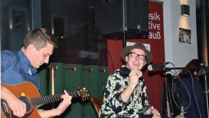 Bild: fjo
Konstantin Pfisterer und Markus Unholzer (von links) spielten zur Freude eines großen Publikums eigene Songs im "Friedrich".