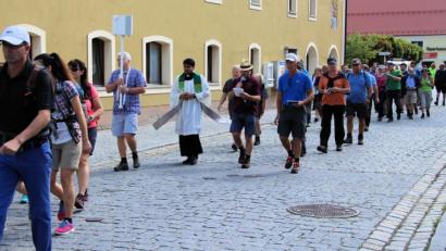 Bild: bjo
Pfarrer Mattus Jose begleitete die Wallfahrer nach dem Pilgersegen bis zum Ortsausgang.
