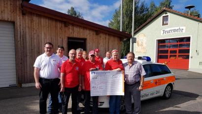 Bild: rdh
Mit 500 Euro unterstützt der FC Bayern-Fanclub die „Helfer vor Ort“. Im Bild (von links) Thomas Wagner (BRK Bereitschaftsleiter), Gerald Wagner, Albert Schicker, Alois Span, Melissa Pregler, Lothar Schicker (Vorsitzender FC Bayern-Fanclub Thanhausen), Jörg Schicker, Christian Pecher, Melanie Knödelseder und Michael Heldwein (Ehrenbereitschaftsleiter).