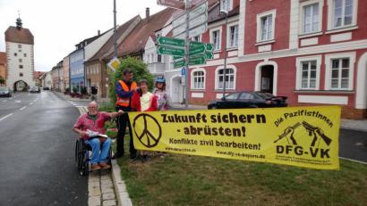 Bild: exb
Begleitfahrer Günther Fieger von Kritter, DFG-VK Bezirkssprecher Rester Willi und die beiden jüngten Radfahrerinnen Judith (12) und Amelie (14), bei ihrer Rast in Vilseck.