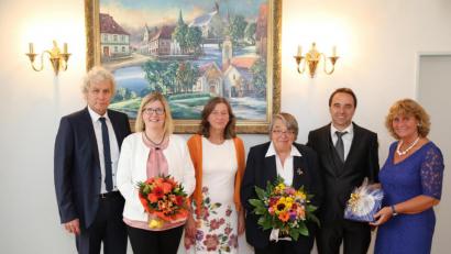 Bild: njn
Anita Benkhardt (Zweite von links) ist die neue Außenstellenleiterin der VHS. Mit auf dem Bild (von links) Landrat Wolfgang Lippert, VHS-Leiterin Angelika Schraml, Rita Kreuzer, Johannes Kreuzer und dritte Bürgermeisterin Sonja Heindl.