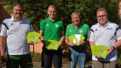 Bild: jr
Winni Eger, Florian Greim (Förderverein) sowie die beiden SV-Vorsitzenden Roland Eckert und Gerhard Greim (von links) präsentieren die neue Chronik des SV Mitterteich.