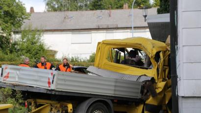 Bild: Roland Wellenhoefer
Das Baustellenfahrzeug krachte gegen die Hausmauer