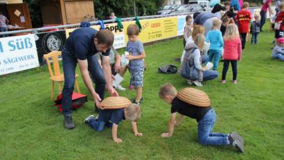 Bild: frd
Im wahrsten Sinne des Wortes im „Schneckentempo“ mussten sich die Kinder bewegen, damit sie ihr „Schneckenhäuschen“ nicht verloren.