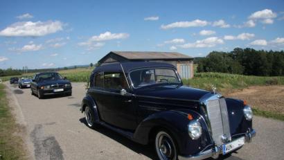 Bild: wro
Im Konvoi fuhren die Oldies in Falkenberg ein, um sich dann bei der Burg zu platzieren.