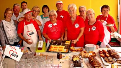 Bild: R. Kreuzer
AWO-Kreisvorsitzende Hilde Zebisch informierte die Gäste auch über die verschiedenen Angebote der Arbeiterwohlfahrt. Das Personal, die Vorstandschaft und Leiter der Seniorenclubs im Bild, sie stellten das Personal und kümmerten sich um die Gäste.