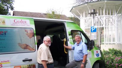 Bild: rrd
Die Bürgermeister (von links) Hans Durst und Hans Koch sind sehr zufrieden mit der neu eingebauten Trittstufe am VG-Bus.