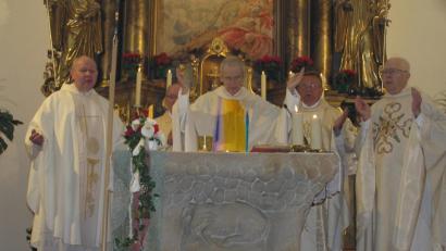 Bild: öt
Pfarrer Hans Riedl (Mitte) zelebrierte anlässlich des 70. Weihejubiläums der Pfarrkirche Patrona Bavariae Neusorg gemeinsam mit Dekan Johann Klier (von links), Diakon Harald Schraml, Pfarrer Dr. Dr. Josef Waleszczuk und Heimatpriester Geistlichen Rat Josef Englmann den Festgottesdienst.