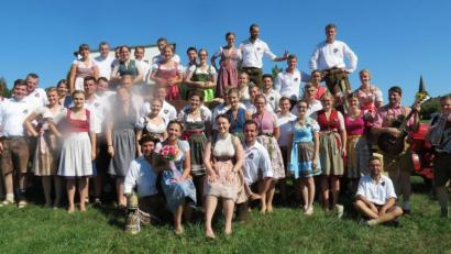 Bild: has
Die 23 Paare stehen am Wochenende im Mittelpunkt der Etsdorfer Kirwa. Sie machen sich in diesem Jahr aber nicht nur um das Brauchtum verdient, sondern helfen auch bei den Aufräumarbeiten nach dem heftigen Sturm mit.