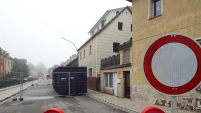 Bild: ll
Die Zeiten der Vollsperrung in der Michelfelder Ortsdurchfahrt könnten bald vorbei sein: Das baufällige Haus, das die Sperrung ausgelöst hat, wird abgerissen.