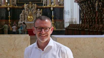 Bild: tr
Seinen 50. Geburtstag am 22. August feiert Pfarrer Thomas Vogl nicht in der Klosterstadt. An seinem Ehrentag ist er im Urlaub. Am 15. September feiert er mit allen Waldsassener 69ern beim Festgottesdienst anlässlich der Erhebung der Basilika zur Päpstlichen Basilika vor 50 Jahren.