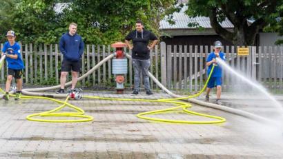 Bild: u
Einen Nachmittag voller Aktivitäten erleben rund 35 Kinder beim Ferienprogramm der Hirschauer Feuerwehr. Eine Riesengaudi ist das Spritzen-Wettrennen mit den Holzfeuerwehrautos.