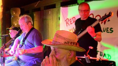 Bild: Kunz
"Red Moon", bestehend aus Karl Hecht (Guitar, Banjo, Mandolin, Vocals), Günter Kuran (Vocals, Guitars), Wyman Zitzmann (Blues Harp) und Heinz Hertel (Bass) eröffneten am Samstag die neue "Live im Stadtbad"-Reihe.