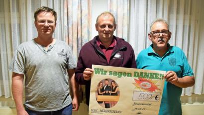 Bild: ü
Über finanzielle Unterstützung durch die Krieger- und Soldatenkameradschaft Neuzirkendorf und Umgebung freut sich Michael Sporrer (Mitte): Willi Lehner (rechts) und Matthias Friedl, die beiden Chefs des Traditionsvereins, überreichen eine 500-Euro-Spende für den Verein "Hilfe für Anja".