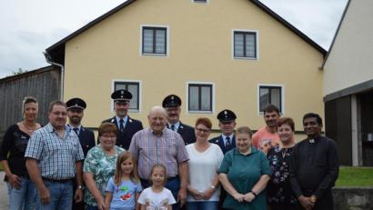 Bild: bej
Viele Gratulanten machten Herbert Höcherl (Mitte) anlässlich seines 80. Geburtstages ihre Aufwartung. Natürlich durften auch die Enkelinnen Anna und Luisa nicht fehlen.