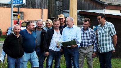 Bild: lst
Frohe Kunde für die Kalmreuther und Schlatteiner. Beratungsgruppen-Leiter Armin Betz (Dritter von rechts) sowie Ortssprecher Norbert Schönberger (Fünfter von rechts) informieren im Vorfeld der Dorfversammlung in Kalmreuth über den aktuellen Stand der „kleinen Dorferneuerung“.