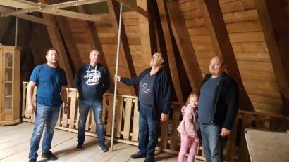 Bild: gi
Der Förderverein Schloss Burgtreswitz bot erstmals eine Führung durch den riesigen Dachstuhl des Schlosses an.
